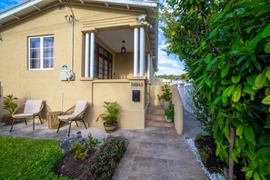 Exterior - Cozy St. James Beach Villa – Steps from the Ocean. (Fitts Village)