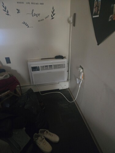 Cozy 1-bedroom apartment in charming Poughkeepsie with AC .