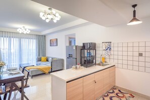 Un apartamento moderno con cocina, comedor y sala de estar.