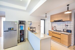 Frigorifero, microonde, forno, piano cottura