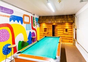 Games room - 2-bedroom condo in enchanting Gatlinburg with AC and fitness room (Gatlinburg)