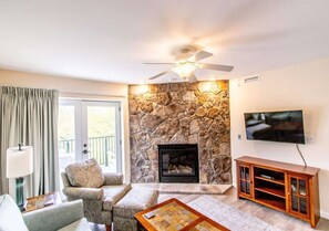 Living area - Cozy 2-bedroom condo in marvelous Gatlinburg with AC and gym (Gatlinburg)