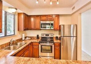 Private kitchen - Spacious 3-bedroom condo in serene Gatlinburg with AC and gym (Gatlinburg)