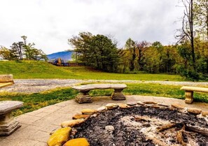 Property grounds - Spacious 3-bedroom condo in serene Gatlinburg with AC and gym (Gatlinburg)