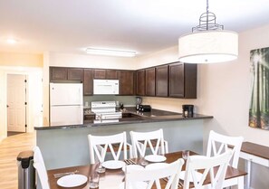 Private kitchen - Spacious 3-bedroom condo in serene Gatlinburg with AC and gym (Gatlinburg)