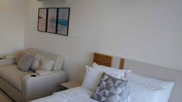 1 dormitorio, tabla de planchar con plancha, wifi y ropa de cama