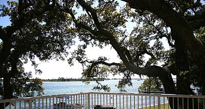 NEWLY LISTED! Welcome to The Escape Pod on Santa Rosa Sound by Fort Walton Beach