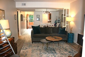 Smart TV, books - NEWLY LISTED! Welcome to The Escape Pod on Santa Rosa Sound by Fort Walton Beach (Mary Esther)