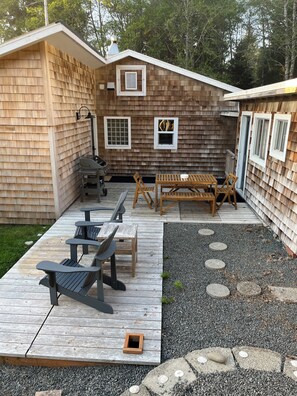 Outdoor dining - Steps to the Beach: Arch Cape Cozy Cottage w Sauna (Arch Cape)