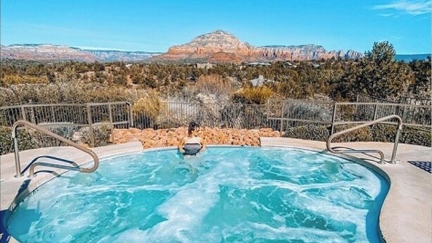 Ein Whirlpool mit Blick auf ein Gebirge.