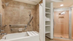 Ein Badezimmer mit Badewanne, Dusche und einer gläsernen Duschkabine.