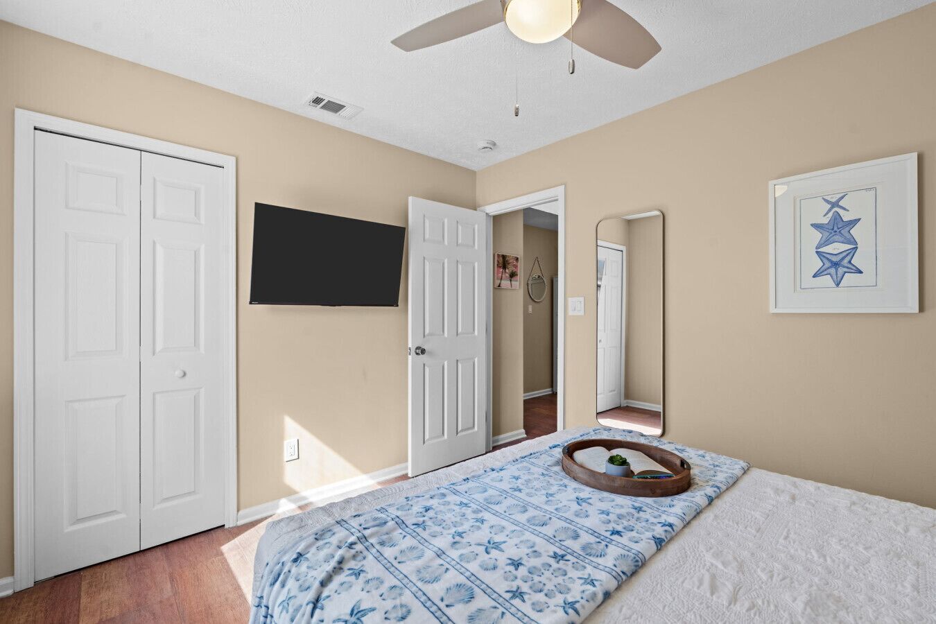 2 habitaciones, escritorio y tabla de planchar con plancha 