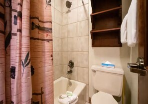 Haartrockner, Handtücher, Seife, Toilettenpapier