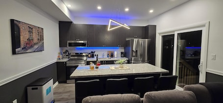 Fridge, microwave, oven, stovetop. Entire home in Meaford, Canada