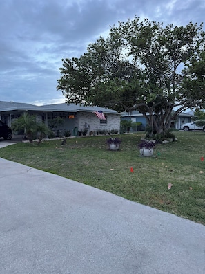 Property grounds - Quiet Canal in Ruskin on Little Manatee River with boat access (Ruskin)
