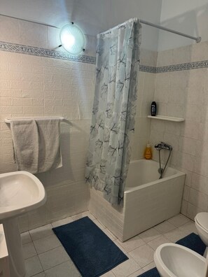 Bathroom - Vrbo Property (Avola)