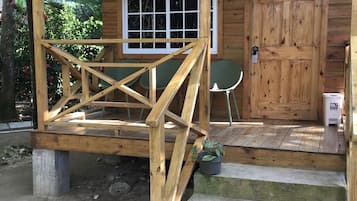 Eenvoudige eenpersoonskamer, uitzicht op tuin | Details aan de buitenkant