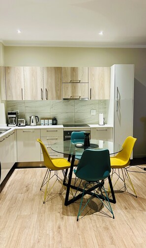 Private kitchen - DuchessT Comfort – Stylish Stay with Backup Power, Wi-Fi & Rooftop Pool (Johannesburg)