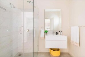 Shower, hair dryer, towels, soap - DuchessT Comfort – Stylish Stay with Backup Power, Wi-Fi & Rooftop Pool (Johannesburg)