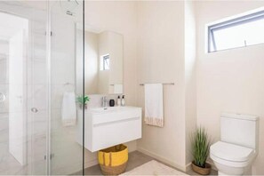 Shower, hair dryer, towels, soap - DuchessT Comfort – Stylish Stay with Backup Power, Wi-Fi & Rooftop Pool (Johannesburg)