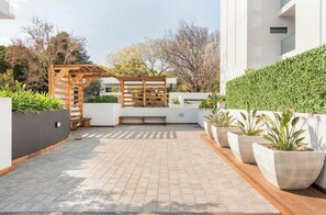 Terrace/patio - DuchessT Comfort – Stylish Stay with Backup Power, Wi-Fi & Rooftop Pool (Johannesburg)