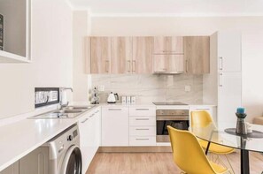 Private kitchen - DuchessT Comfort – Stylish Stay with Backup Power, Wi-Fi & Rooftop Pool (Johannesburg)