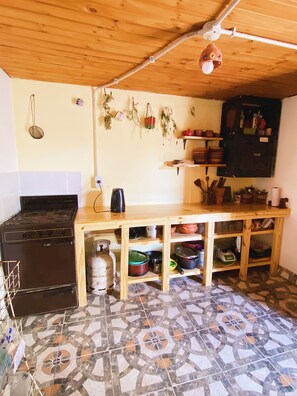 Refrigerador em uma área comum