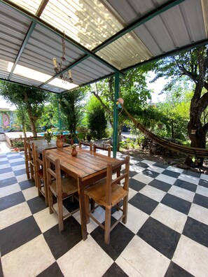 Outdoor dining - Casa Onda Verde Hostal (San Salvador de Jujuy)
