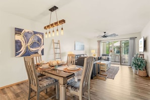 Condo, nhiều giường, bếp (Emerald Bay Escape) | Khu ăn uống