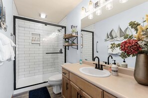Condo, nhiều giường, bếp (Emerald Bay Escape) | Phòng tắm | Khăn tắm