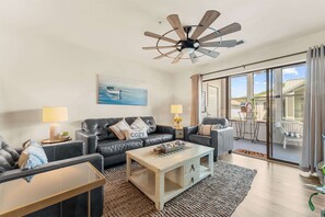 Appart'hôtel, plusieurs lits, cuisine (Emerald Bay Escape) | Coin séjour