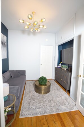 Living area - 15 min NYC • 14 MetLife • FIFA•West Hoboken •BLUE (Jersey City)