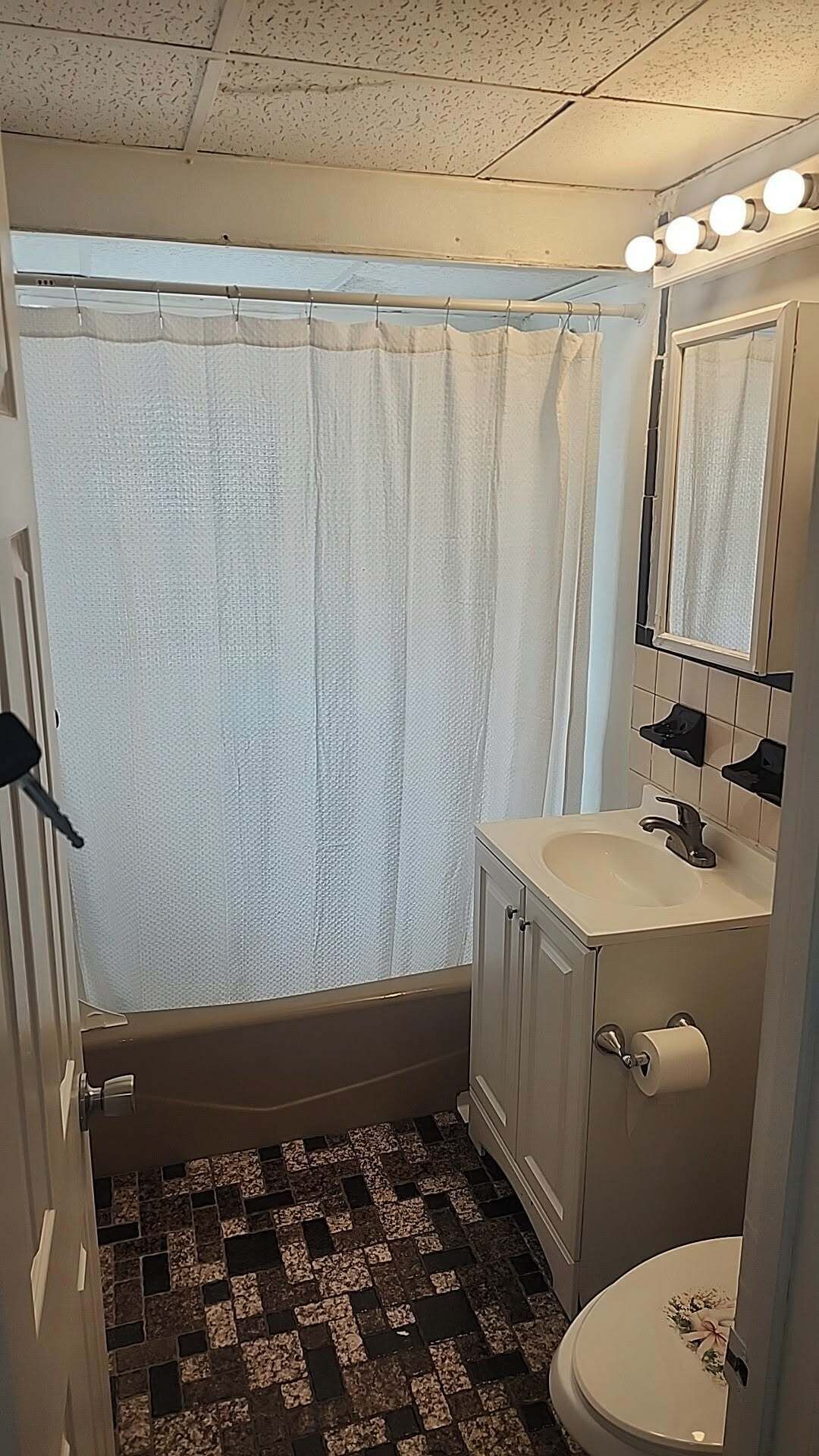 Een haardroger, een bidet, handdoeken, zeep