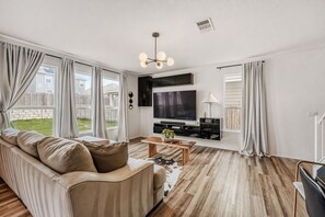 Living area - NEW Stylish 3BR by Tesla, Airport + F1 (Del valle)