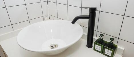 Dusche, Haartrockner, Bidet, Handtücher