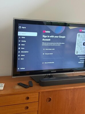 Ein Fernseher, der eine YouTube-Anmeldeseite anzeigt.