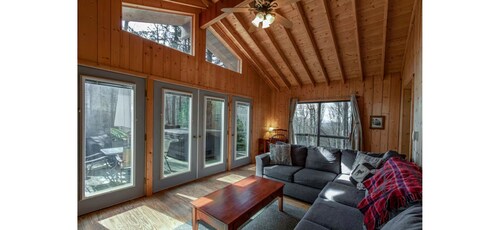 Peaceful 2-bedroom cabin in charming Burnsville perfect for relaxing getaway
