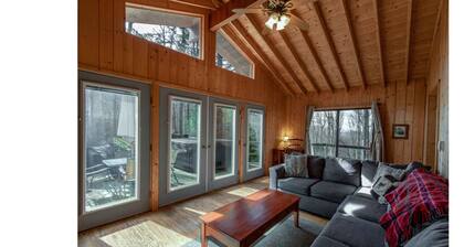 Peaceful 2-bedroom cabin in charming Burnsville perfect for relaxing getaway