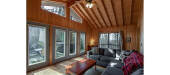 Peaceful 2-bedroom cabin in charming Burnsville perfect for relaxing getaway