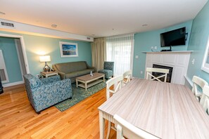 Living area - 2-bedroom condo in lovely Dennis with cool AC and fitness room (Dennis)
