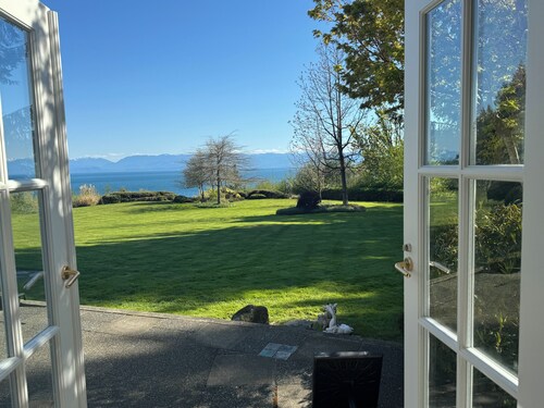 DAYDREAM SUITE
Charming waterfront en suite with private hot tub.