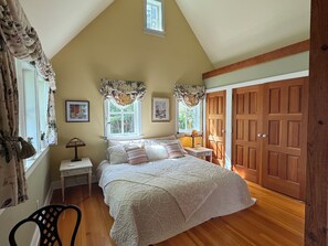 Room - DAYDREAM SUITE
Charming waterfront en suite with private hot tub. (Shirley)