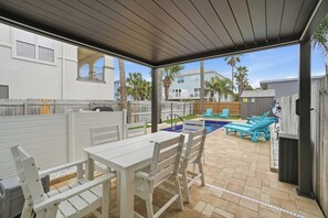 Outdoor dining - Endless Summer 4BR Beach Getaway (Jacksonville Beach)