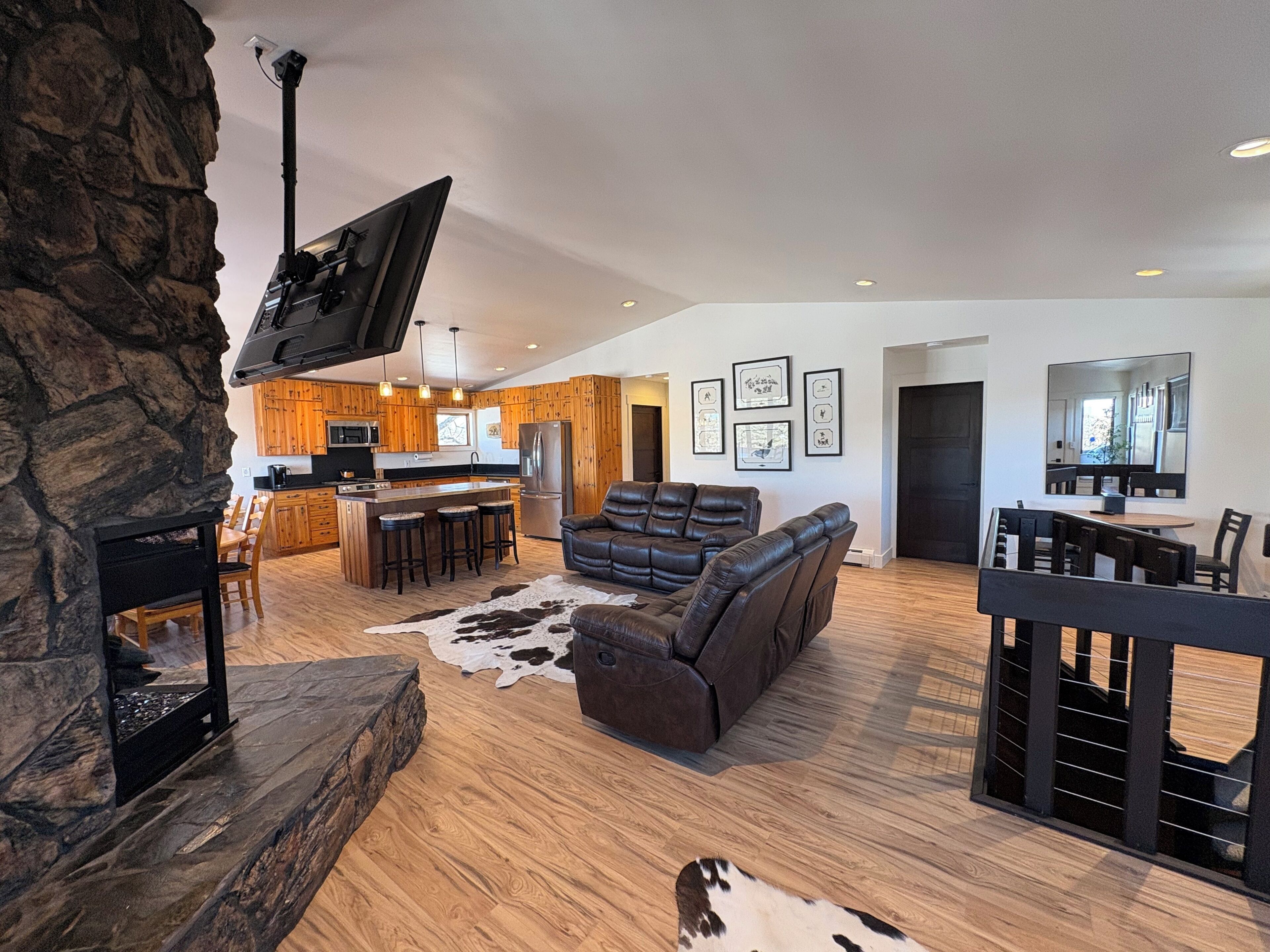 Una Smart TV, una chimenea