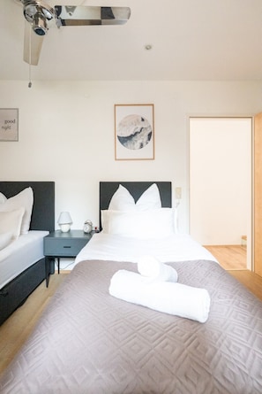 3 Schlafzimmer, Schreibtisch, Bügeleisen/Bügelbrett, Reisekinderbett