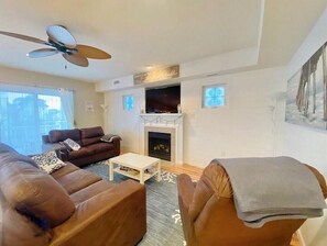 Smart TV - Spacious 2nd Floor Retreat in the Heart of Downtown Ocean City – Walk to Beach & Boardwalk! (Ocean City)