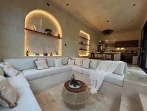 Smart TV, books - 4-bedroom Villa Outdoor/Indoor Living Sleeps 8 (Tulum)