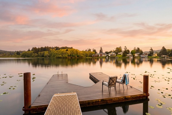 Lakeside Retreat: Revel in serene sunsets from your lakeside dock and enjoy panoramic views!