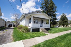 Exterior - College St. Cottage just 10 minutes from WEC. (Wilmington)