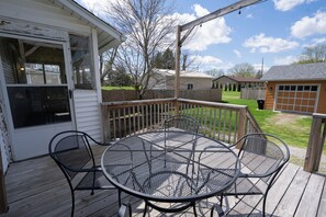 Outdoor dining - College St. Cottage just 10 minutes from WEC. (Wilmington)